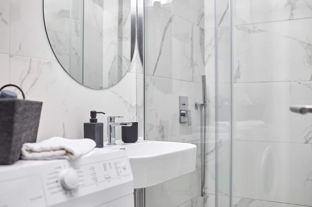 Modern Living Apt - Emberly - Private Parking Novi Sad Ngoại thất bức ảnh